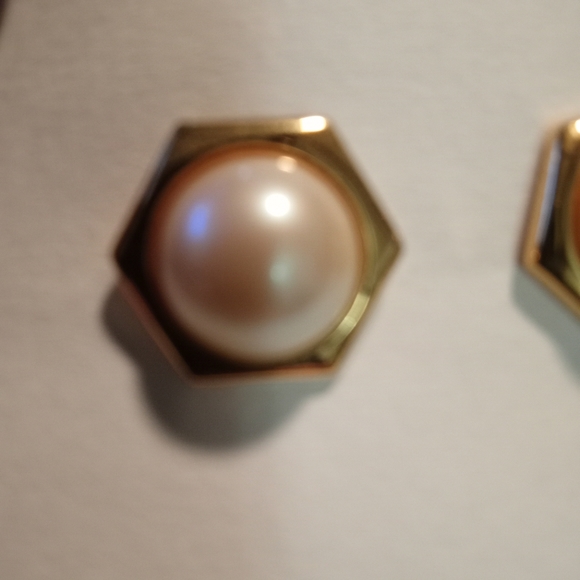 Vintage Monet signed faux pearl and gold tone earrings - Picture 2 of 4